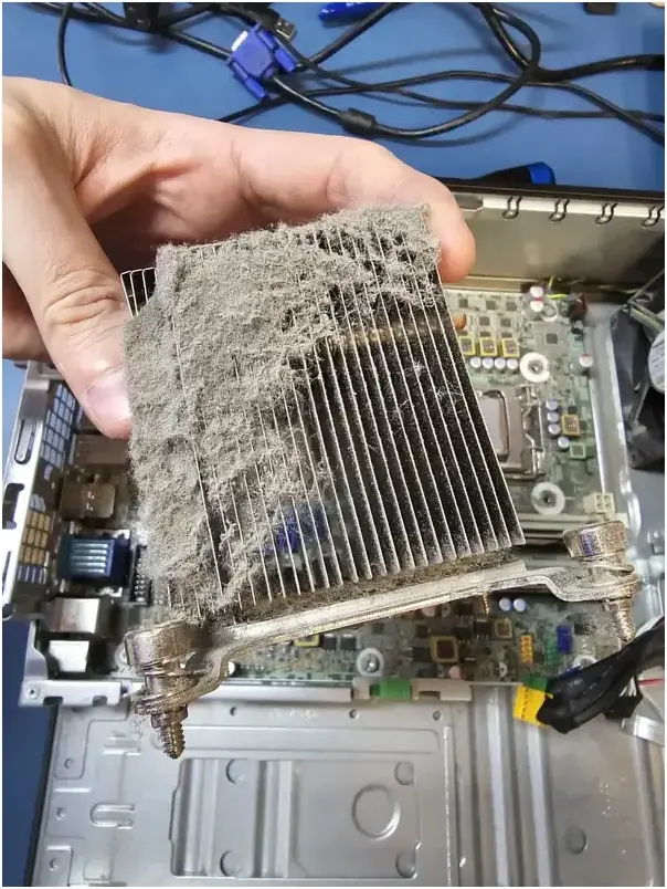 Zabrudzony radiator laptopa pokryty kurzem, co może prowadzić do przegrzewania i spadku wydajności.