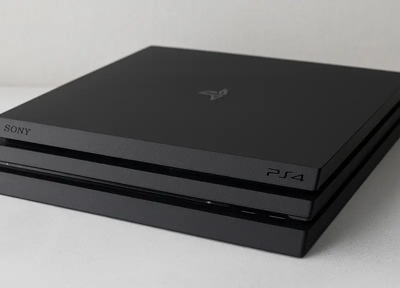 Czarna konsola PlayStation 4 PRO przygotowana do sprzedaży po serwisie – czysta i gotowa do użytkowania