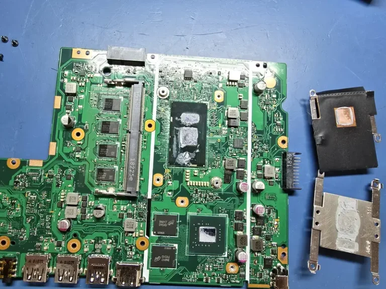 Read more about the article Wymiana pasty termoprzewodzącej w laptopie, kiedy warto?