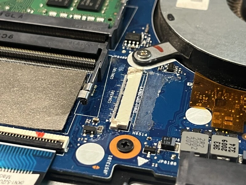 Wyrwana tasiemka sygnałowa matrycy przez kolegę informatyka