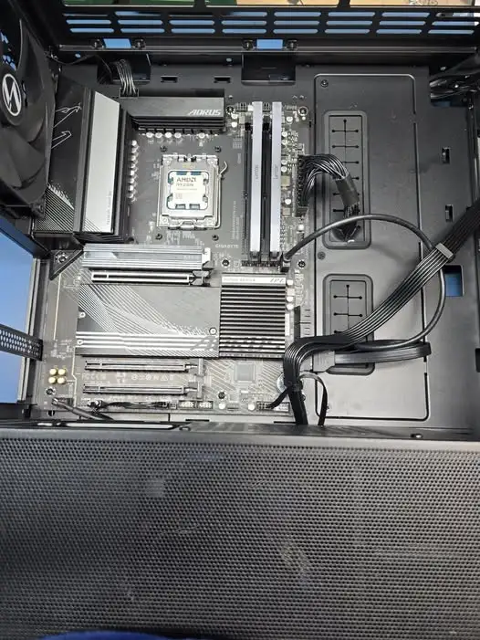 Wnętrze komputera stacjonarnego ze źle podłączonym kablem zasilania procesora