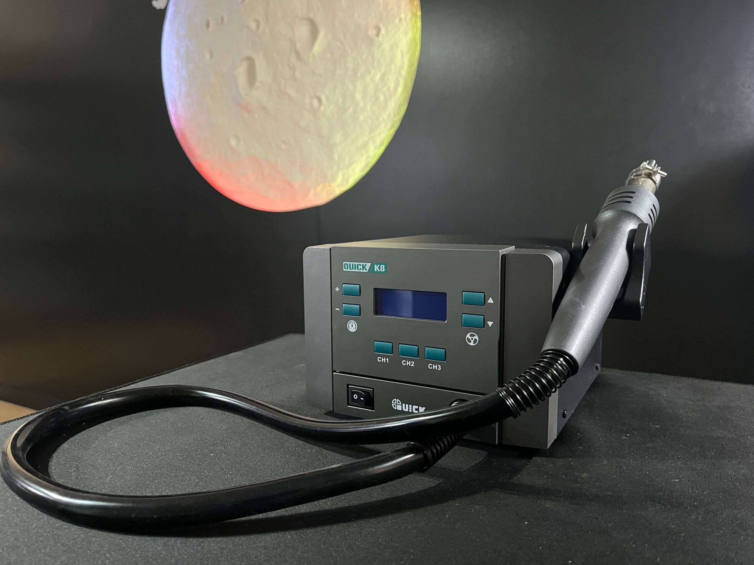 You are currently viewing Wyposażenie Serwisu LunarTech Zielona Góra – QUICK K8 Lutownica Hot-Air 1000W