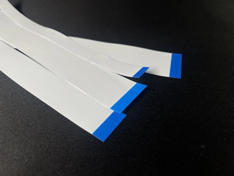 Różnej wielkości taśmy sygnałowe z zestawu programatora SVOD4